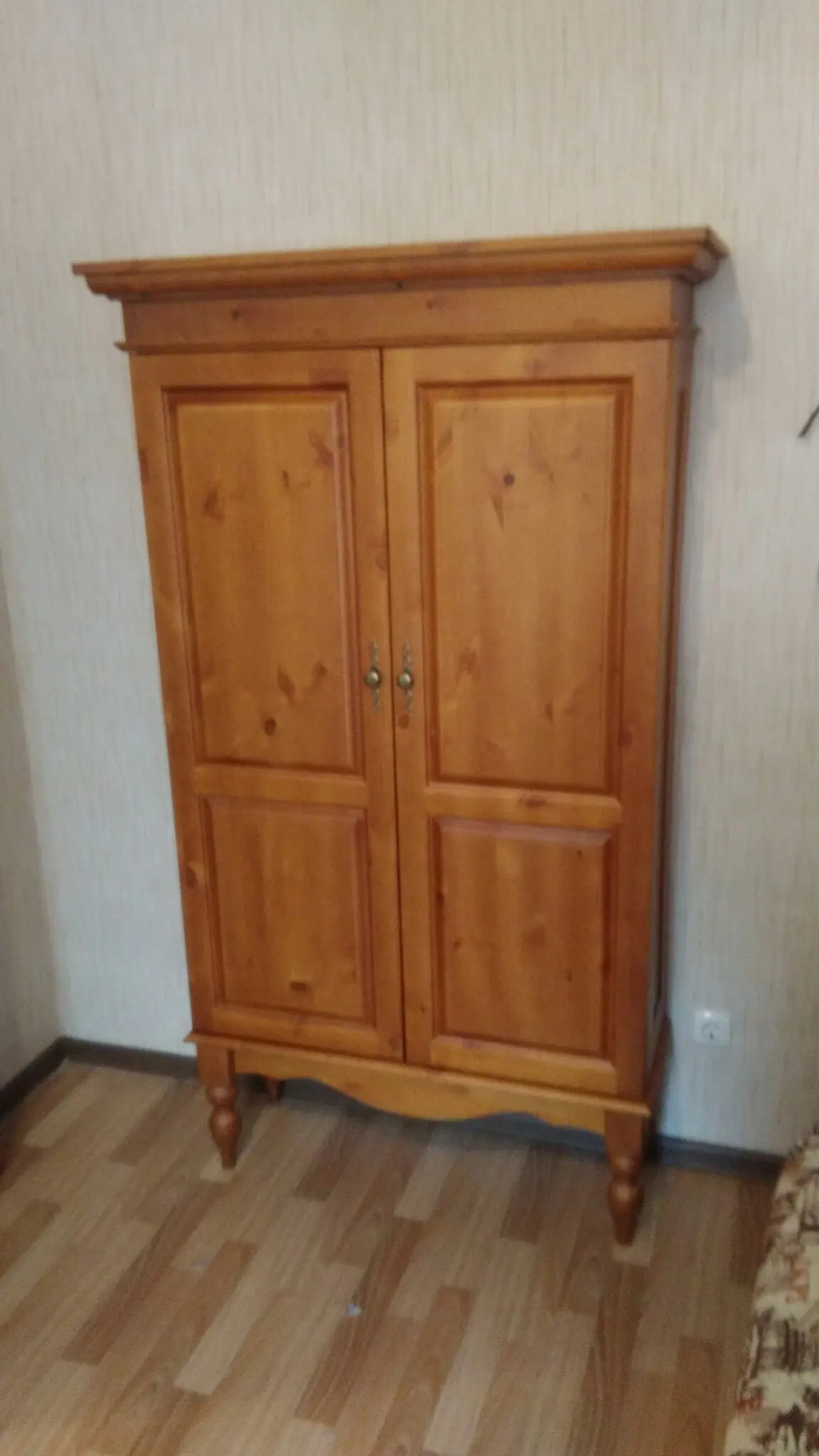 Шкаф двухстворчатый из сосны Бьерт 1-34