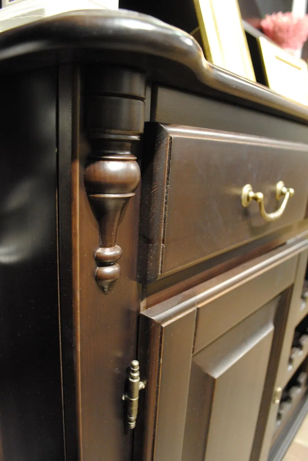 Тумба массив сосны Скандия 2-дверная с 3 ящиками с бутылочницей 1.17.02