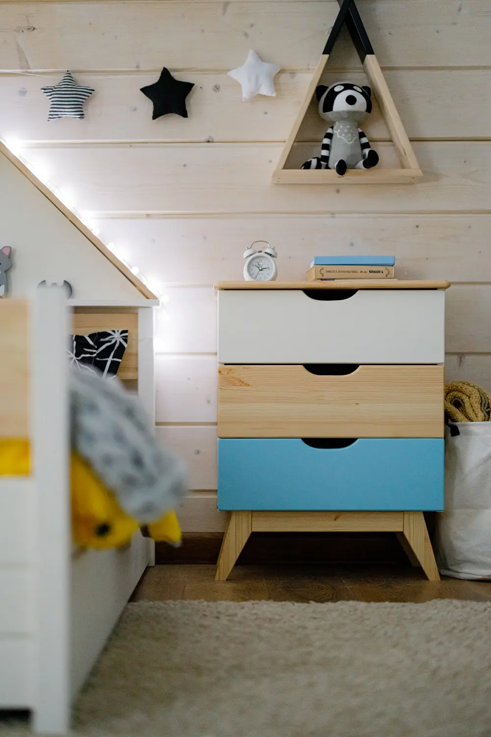 Полка белая из массива ТК №4