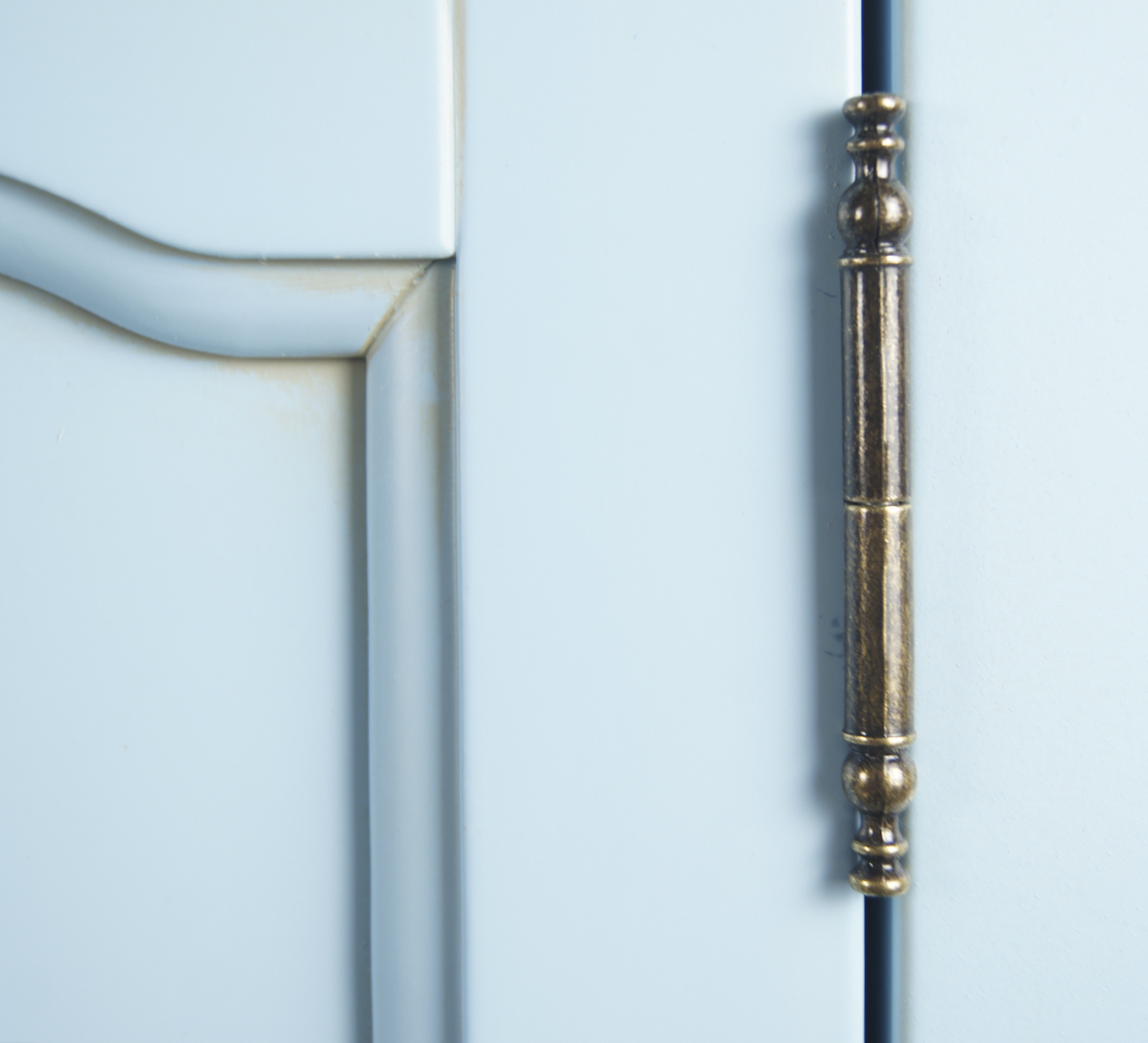 Голубой комод Leontina с дверками и ящиками