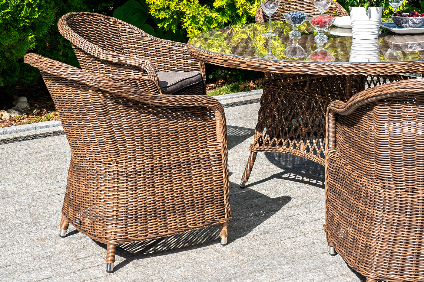 "Равенс" плетеное кресло из искусственного ротанга, цвет коричневый с серой подушкой