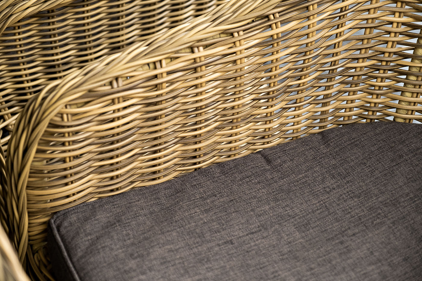 "Равенс" плетеное кресло из искусственного ротанга, цвет соломенный с серой подушкой
